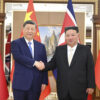 Xi Jinping fue recibido con honores militares y una multitudinaria bienvenida en Corea del Norte.