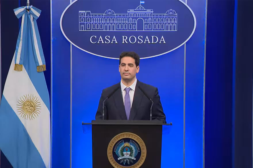 Ravier evitó responder sobre Adorni en su primera conferencia como vocero