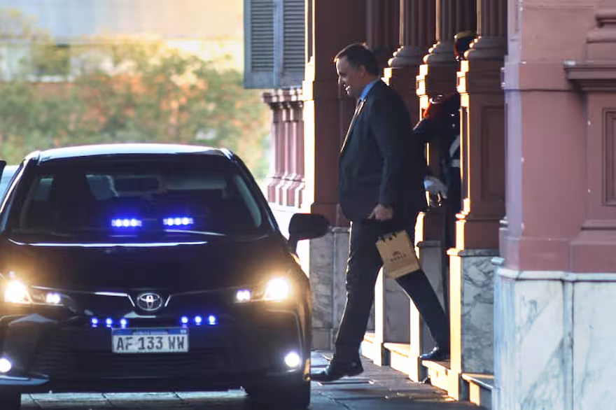 Adorni dejó la Jefatura de Gabinete tras meses de escándalos y una creciente presión política