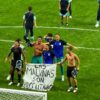 Tras eliminar a Inglaterra, los jugadores argentinos exhibieron una bandera con la leyenda «Las Malvinas son argentinas»