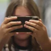 Francia prohíbe las redes sociales a menores de 15 años y marca un precedente en Europa