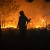 Francia evacúa a 110.000 personas por incendios y Macron ordena apoyo militar