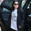Lali llegó a San Sebastián con una remera de “Las Malvinas son argentinas”