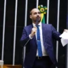 Brasil: ordenan detener a Eduardo Bolsonaro a días del balotaje