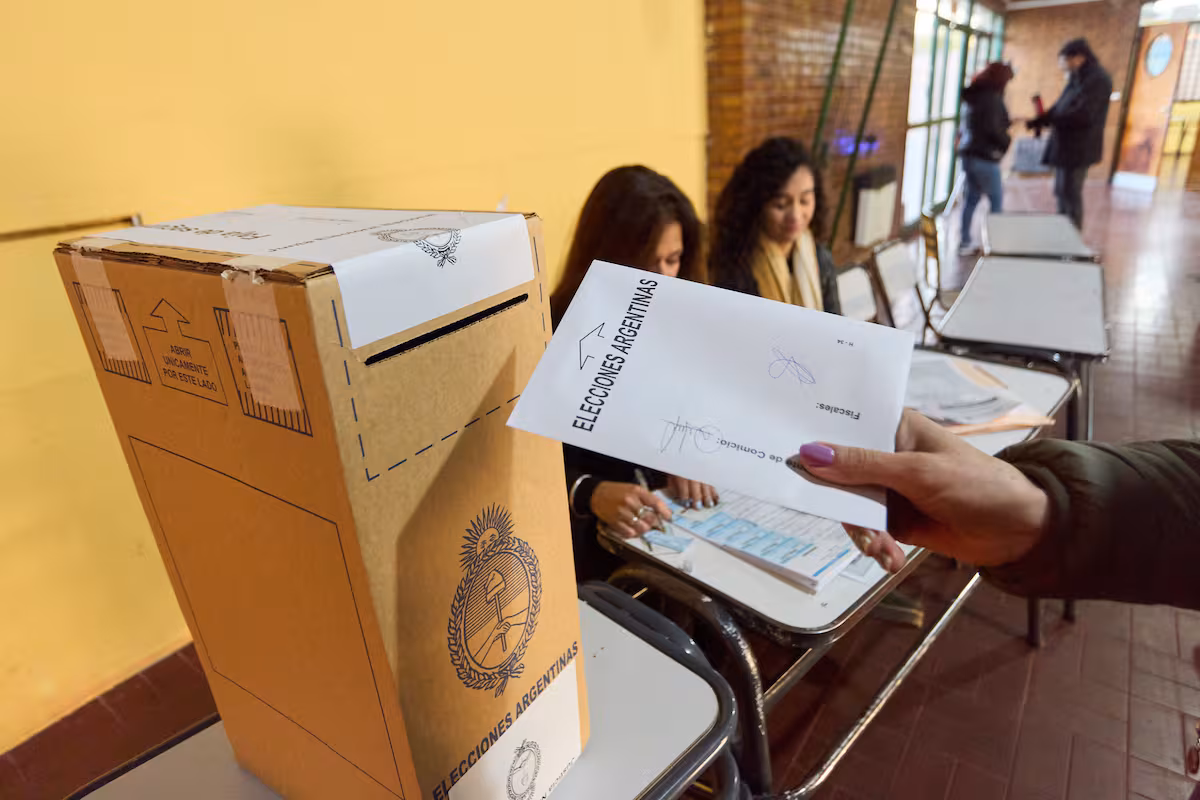 Elecciones 2027: uno de cada cuatro argentinos busca una alternativa a Milei y al peronismo