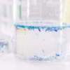 Los microplásticos reaccionan con el agua y generan sustancias capaces de dañar células